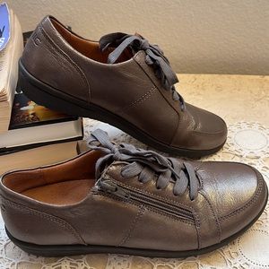 Vionic Women’s sz 8 lace-up arch supportive shoe